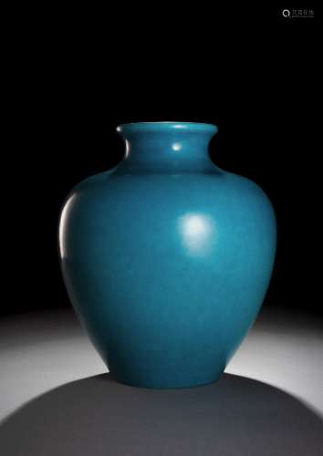 A FINE IMPERIAL 'PEACOCK'-BLUE GLAZED VASE