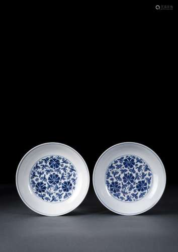 A FINE PAIR OF BLUE AND WHITE LOTOS SAUCER DISHES