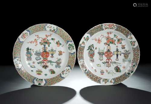 A LARGE PAIR OF FAMILLE VERTE ANTIQUES AND FLOWER PLATES