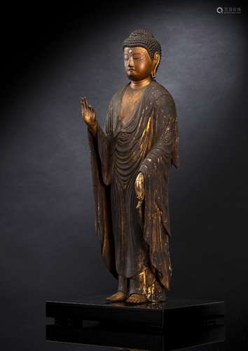 A FINE LACQUERED AND GILDED WOOD FIGURE OF BUDDH AMIDA