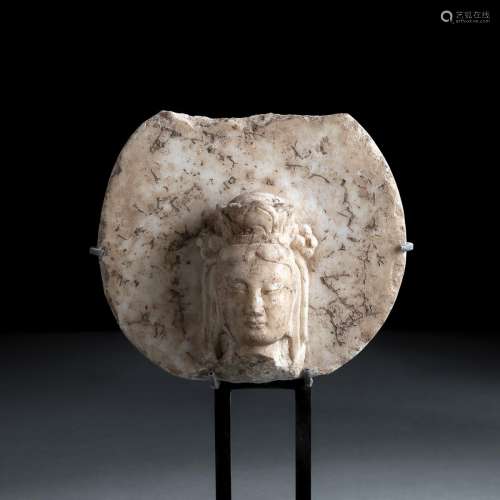 A MARBLE HEAD OF A BODHISATTVA MOUTED ON A METAL STAND