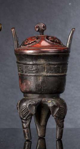 A BRONZE VESSEL IN ARCHAIC STYLE WITH CARVED WOOD COVER