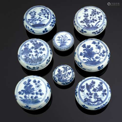 A GROUP OF EIGHT BLUE AND WHITE FLORAL BOXES AND COVERS; POS...