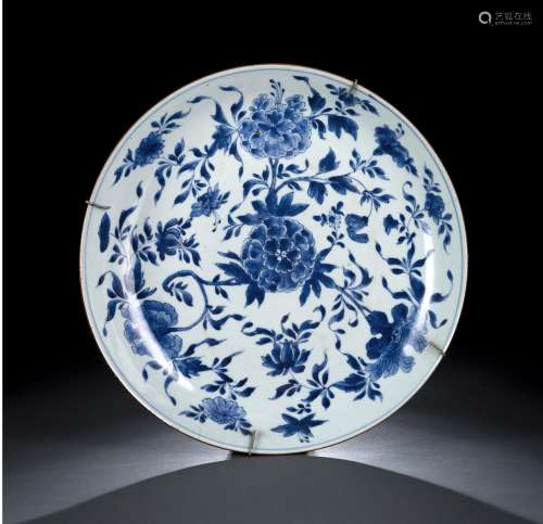 A BLUE AND WHITE PEONY PLATE