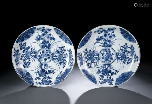 A PAIR OF BLUE AND WHITE FLOWER PORCELAIN PLATES