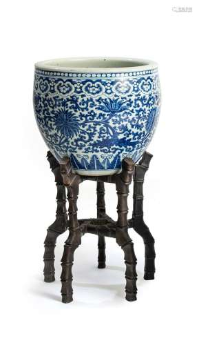A BLUE AND WHITE LOTUS CACHEPOT