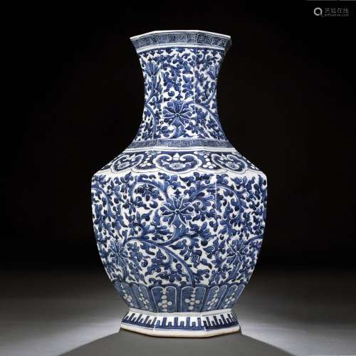AN OCTAGONAL BLUE AND WHITE LOTUS VASE