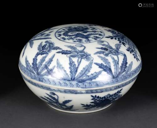 A BLUE AND WHITE DRAGON AND FLOWER CIRCULAR BOX AND COVER