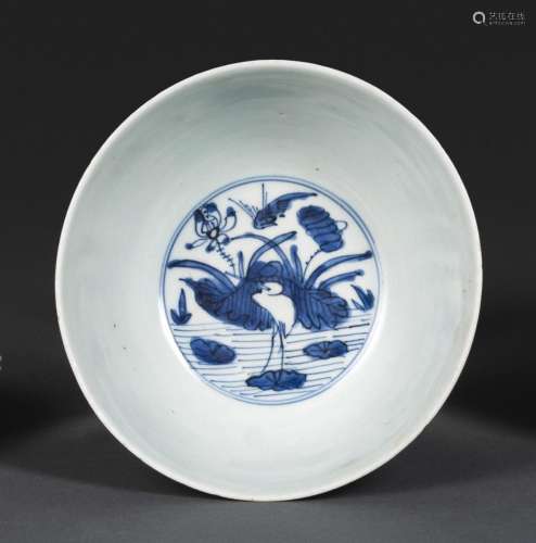A BLUE AND WHITE BOWL WITH A MEDAILLON OF AN EGRET AND LOTUS