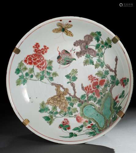 A FAMILLE VERTE PEONY AND BUTTERFLY PLATE