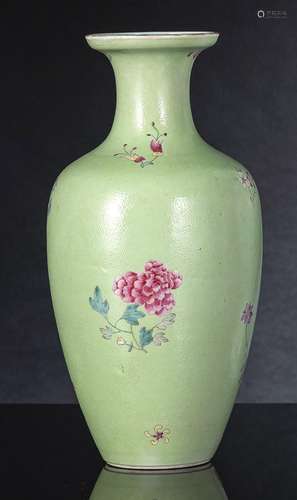 A LIME-GREEN SCRFFIATO PORCELAIN VASE WITH FAMILLE ROSE BLOS...