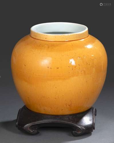 A YELLOW-GLAZED PORCELAIN JAR WITH WOOD STAND