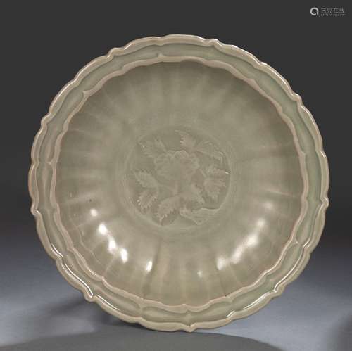 A CELADON GLAZED PLATE WITH FLOWER DECORATION