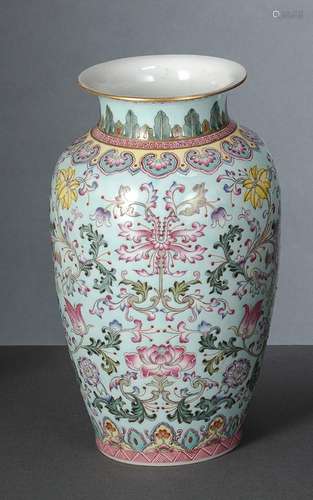 A FINE PAINTED FAMILLE ROSE LOTUS VASE