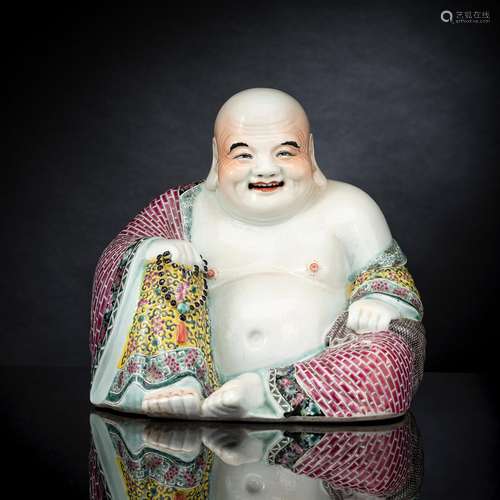 A POLYCHROME DECORATED PORCELAIN FIGURE OF SEATED BUDAI