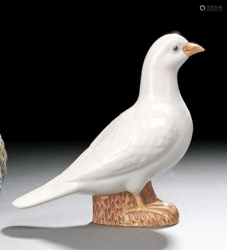 A PORCELAIN MODEL OF A DOVE