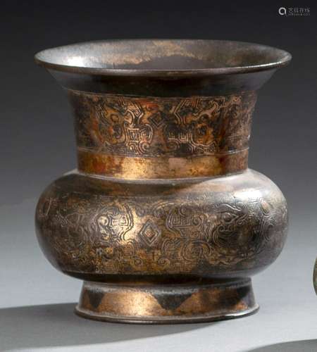 A PART-GILT BRONZE SPITOON WITH BIRD DESIGN IN ARCHAIC STYLE