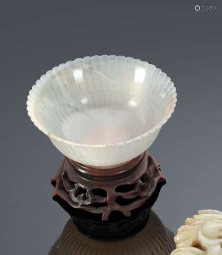 A FINE CARVED CHRYSANTHEMUM MUGHAL-STYLE AGATE BOWL ON CARVE...