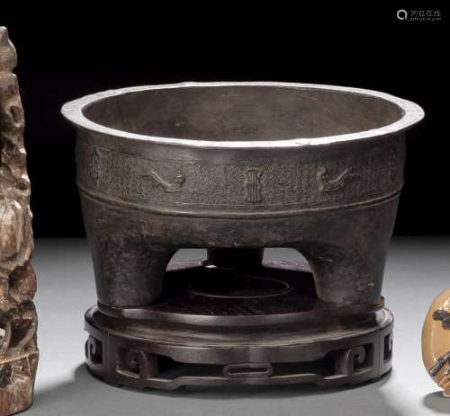 A BRONZE TRIPOD CENSER IN ARCHAIC STYLE WITH WOOD STAND