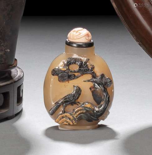 A CARAMEL AND BROWN AGATE SNUFFBOTTLE WITH BIRD