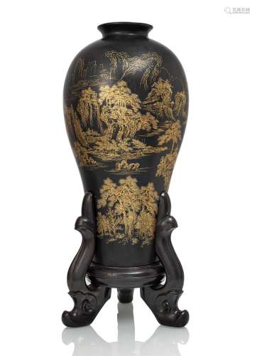 A GILT-PAINTED BLACK LACQUER VASE ON CARVED WOOD STAND
