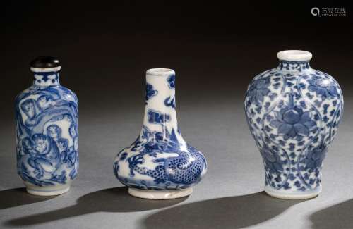 A GROUP OF THREE BLUE AND WHITE DECORATED PORCELAIN SNUFFBOT...