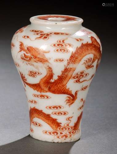 AN IRON-RED PAINTED DRAGON AND CLOUD MEIPING PORCELAIN SNUFF...