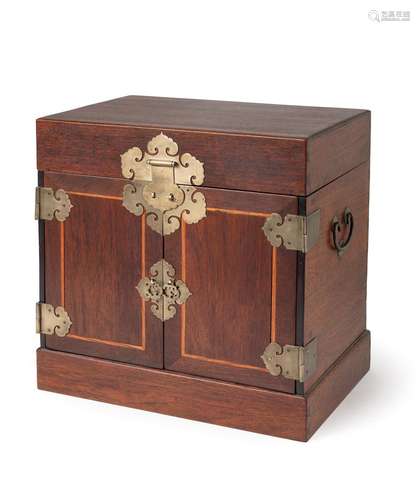 A LARGE TABLE CHEST WITH RUYI-FITTINGS, GUANPIXIANG