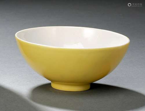 A YELLOW-GLAZED PORCELAIN BOWL