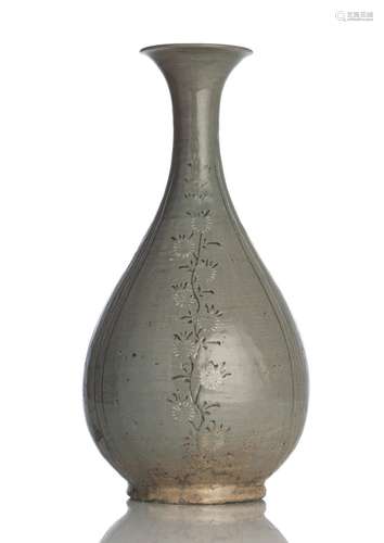 A RARE AND LARGE SANGAM INLAID CELADON BOTTLE VASE