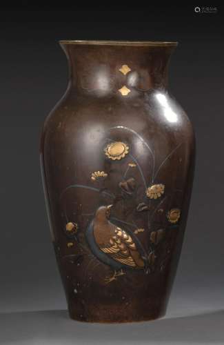 A MIXED-METALL VASE DECORATED WITH QUAILS