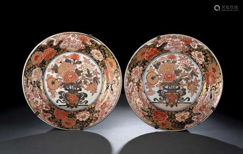 A PAIR OF IMARI PLATES WITH FLOWER VASES AND A BOWL