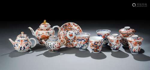 A GROUP OF IMARI PORCELAIN: THREE TEAPOTS, THREE CUPS AND CO...