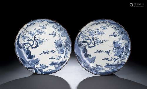 A PAIR OF BLUE AND WHITE TIGER AND DRAGON PLATES