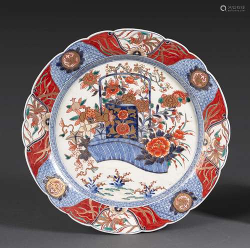 A FLORAL-SHAPED PORCELAIN IMARI DISH