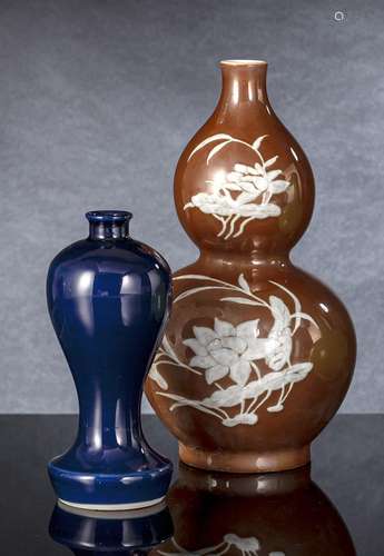 A MONOCHROME BLUE GLAZED MEIPING AND A BROWN-GLAZED SLIP-DEC...