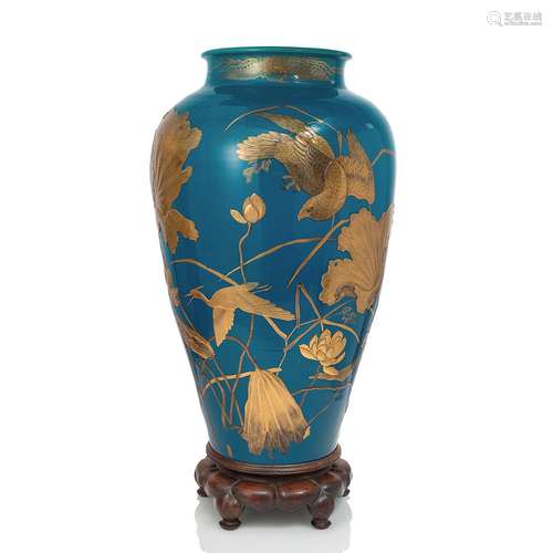 A LARGE PORCELAIN VASE WITH FINE GOLDLACQUER DECORATION OF C...