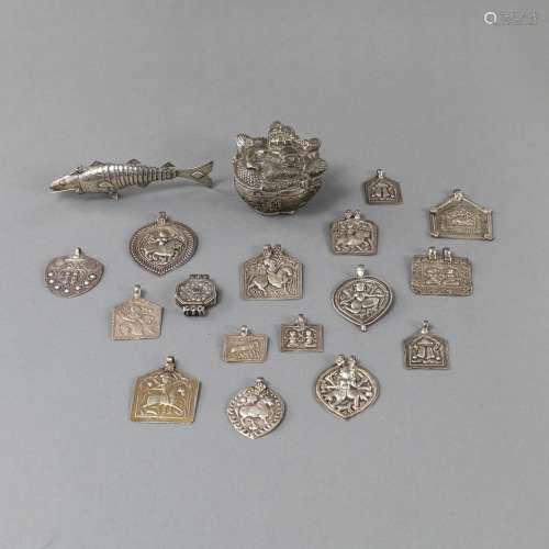 A GROUP OF 18 SILVER PIECES: A MOVABLE CARP, A LIDDED BOX AN...
