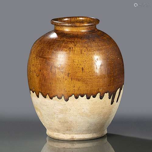 AN AMBER-GLAZED POTTERY JAR