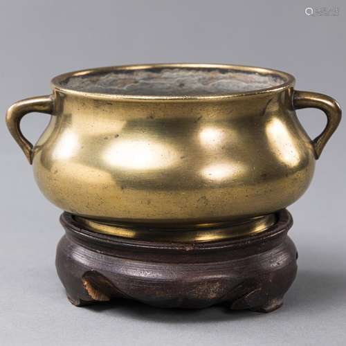 A BOMBÉ BRONZE CENSER WITH TWO HANDLES