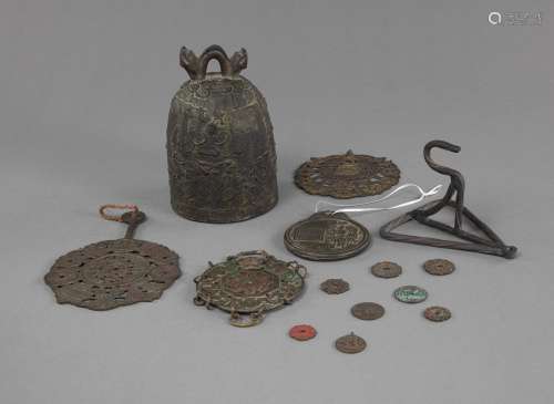 A BRONZE GUANYIN RELIEF BELL AND VARIOUS COINS AND PENDANTS