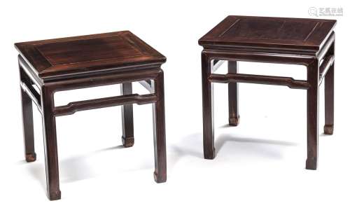 A PAIR OF SQUARE DARK WOOD SIDE TABLES