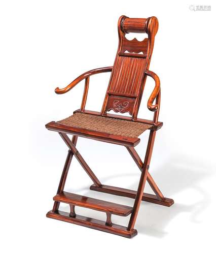 A HORSESHOE-BACK FOLDING CHAIR WITH HEADREST