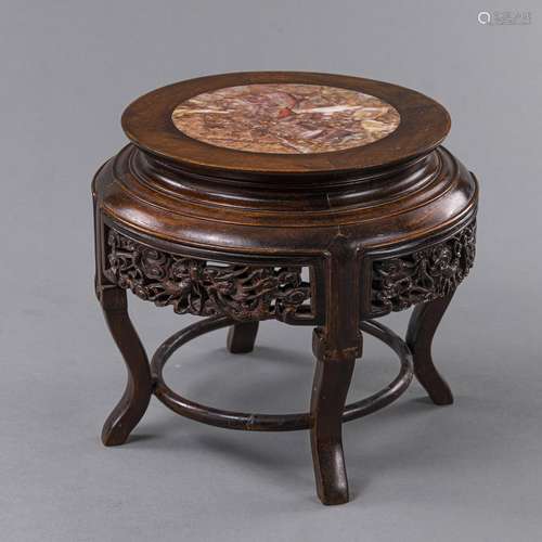 A STONE-INLAID CARVED WOOD VASE STAND