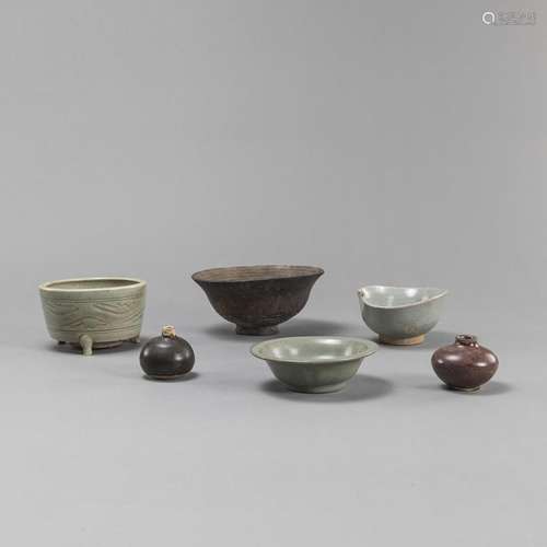 A LONGQUAN FISH DISH, A CENSER, TWO BOWLS, AND TWO MINIATURE...