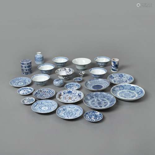 LOT OF BLUE AND WHITE PORCELAINS, PARTLY PAINTED WITH GOLD: ...
