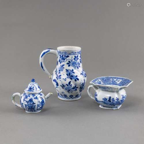 A SMALL UNDERGLAZE BLUE DECORATED TEAPOT, A SPITTOON AND A W...