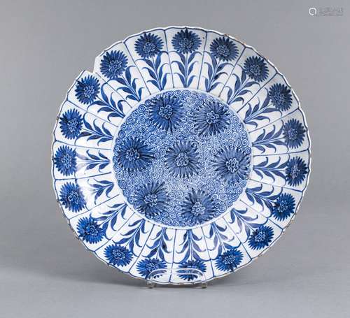 A BLUE AND WHITE FLORAL PLATE