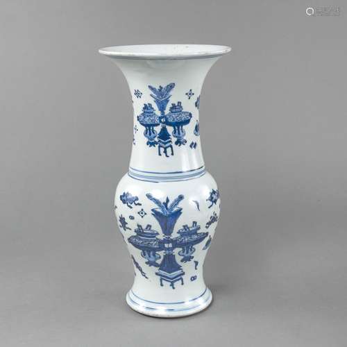 A BLUE AND WHITE ANTIQUITIES YENYEN PORCELAIN VASE