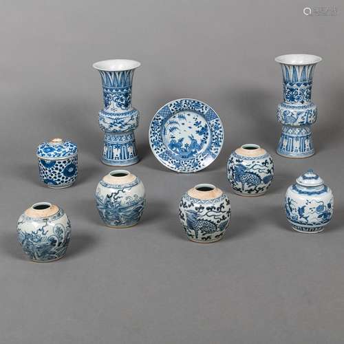 A GROUP OF FOUR BLUE AND WHITE PORCELAIN JARS, TWO LIDDED VA...